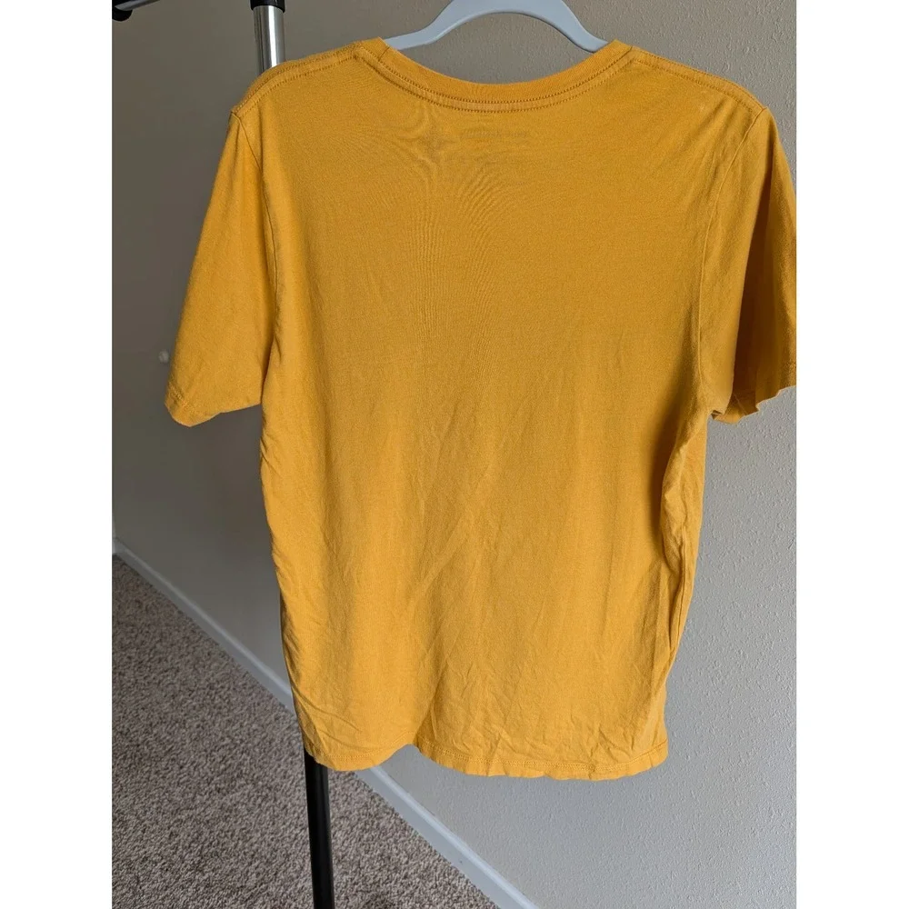 True Religion Mens Mustard Yellow Graphic T-Shirt Horseshoe Applique Size M USA